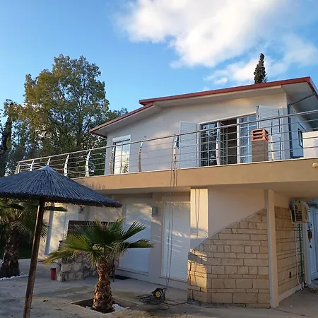 Laguna -house By The Apartamento *